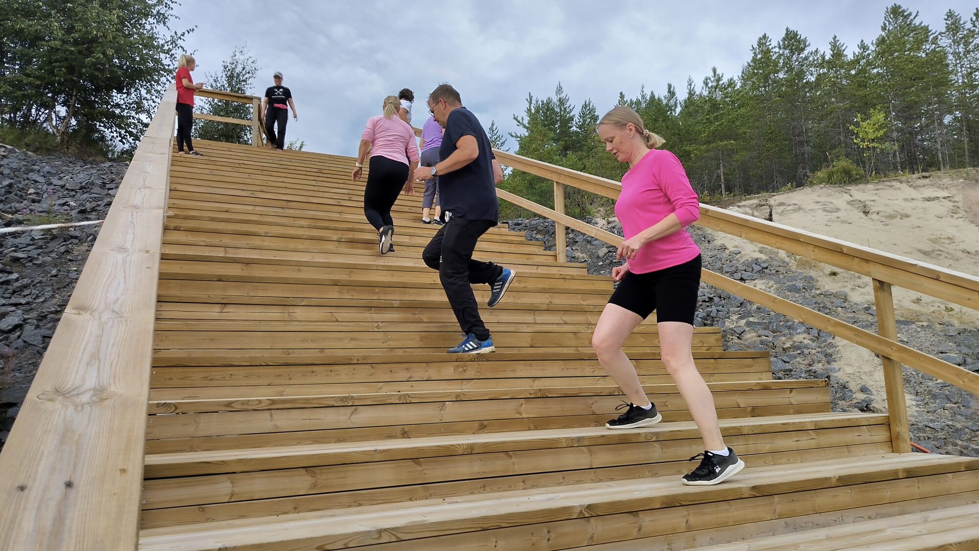 Kuntoportaiden nousua kylkiedellä